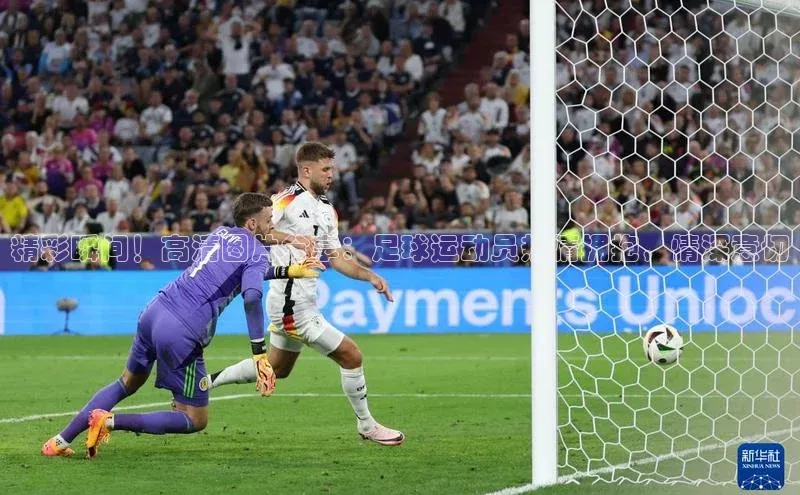 天辰测速登录地址百度手机助手精彩瞬间！高清图片分享：足球运动员热情拥抱，情深意切